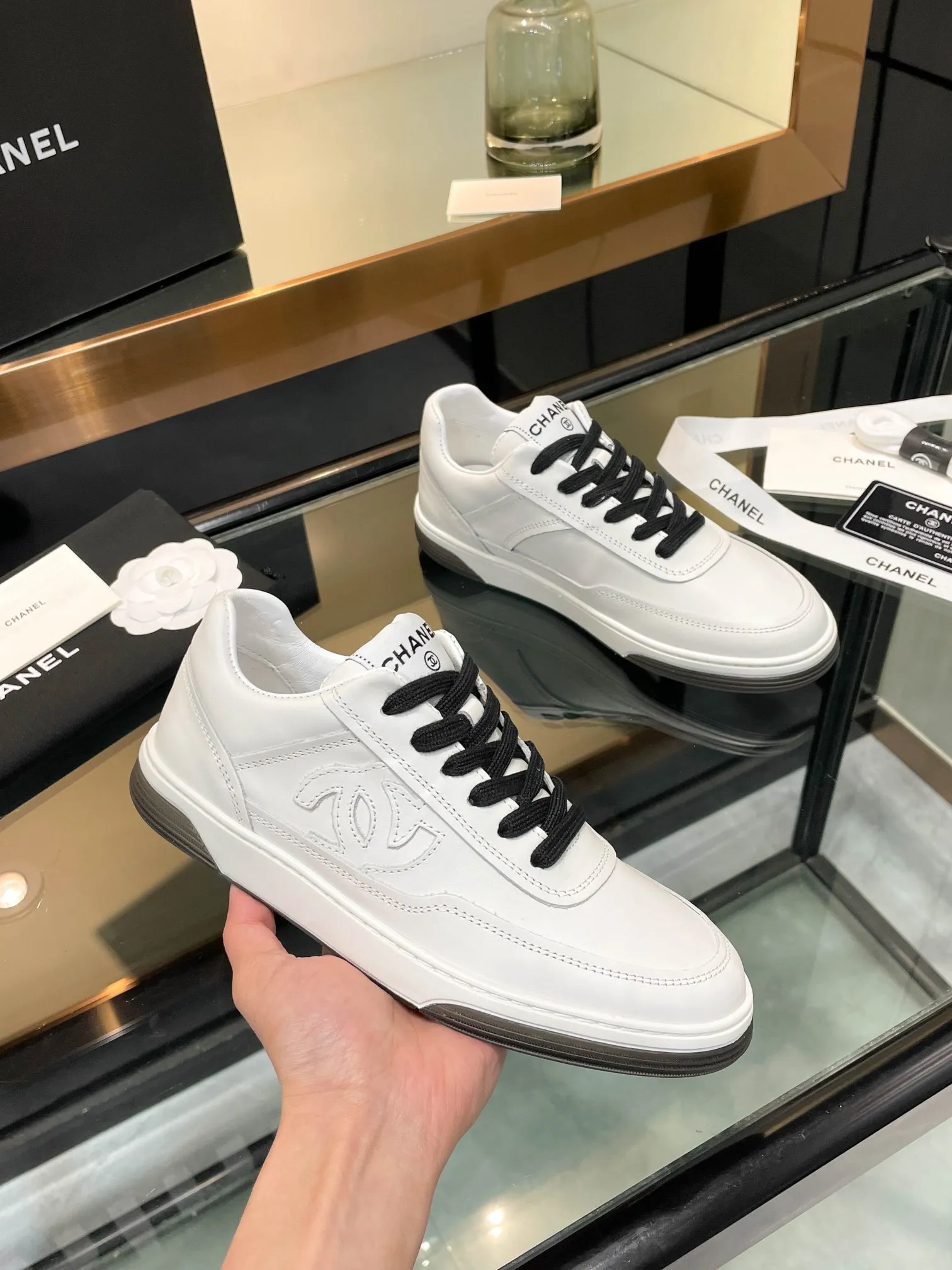 👟👟Ex-factory price 520👟👟Chanel Chanel 25SF latest model full leather panda color white shoes casual sports shoes skateboard shoes original purchase and development production Xiaoxiang C Home Another super popular item in the counter, loved by Internet celebrity bloggers and sisters, and various praises on social platforms. It is very popular, has a high texture, is breathable and super spring and summer. Seeing this issue always arouses the inner desire of girls for fashion. The latest suede material, classic black and white color, full of fashionable feeling on the feet, easy to care for. Fabric: Original customized imported cowhide material. Lining: Customized soft sheepskin lining. Sole: Original molded TPU non-slip outsole. Bottom thickness: 2.5CM. Size: Women's size 35-40 (custom-made sizes 40 are non-refundable)